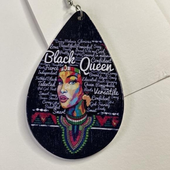 Wooden teardrop earring with “Black Queen” - Picture 3 of 3